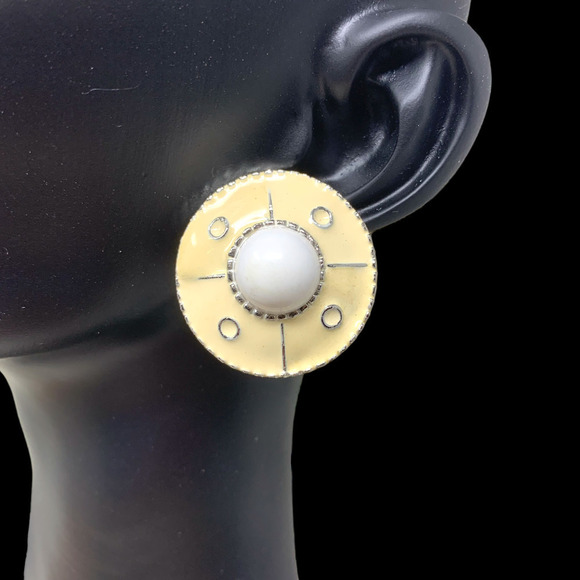 Vintage 1980s Earrings Ivory & White Enamel Discs Pierced Unsigned New Wave - Picture 2 of 4